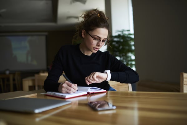 Students time. Тайм-менеджмент. Талантливая женщина. Девушка интеллектуалка. Девушка и ТАИМ менеджмент.